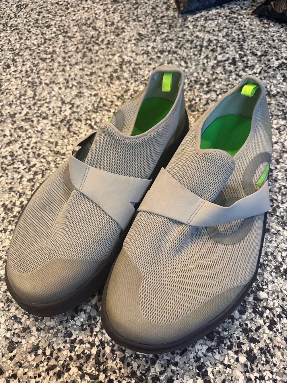 OOFOS Men's Slip-On Sneakers in Light Gray with Green Insole